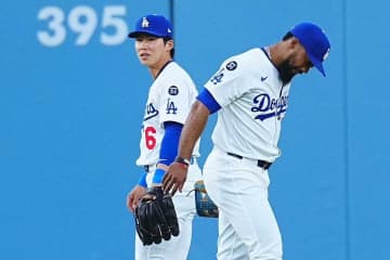 打球見失う痛恨ミス、ド軍キム・ヘソンをなぜ中堅手で起用した？　本職は二塁、監督説明「トミーを守ろうとした」