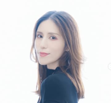 「モデルのような美しさ」大物アーティストの娘が美しすぎると話題に　父との共演にファンから感動の声「心震えた」