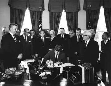 人道支援を盾に影響力を行使してきた米国の歴史