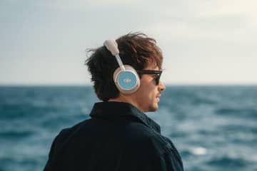 B&O、F1ドライバー シャルル・ルクレールとのコラボヘッドフォン。世界限定216台