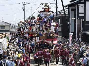 巨大武者人形の山車巡行　三国祭の見せ場、福井