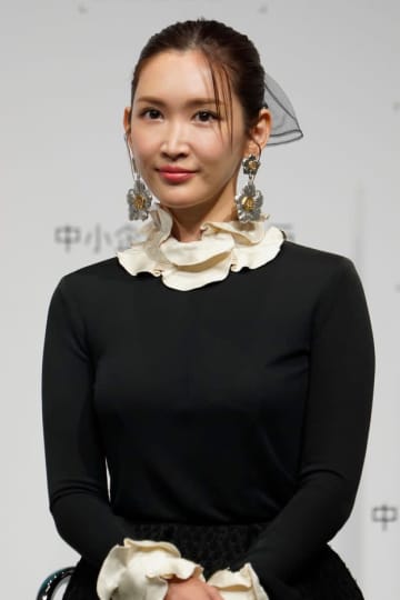 紗栄子、息子2人との家族ショット公開→「ダルビッシュにそっくり」「次男君の満面なピース可愛い」と反響