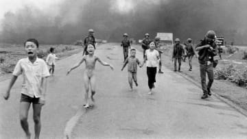 ベトナム戦争の歴史的写真「ナパーム弾の少女」 、世界報道写真財団が撮影者を「保留」に