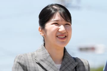 《小物にまでご配慮を》愛子さま　初の被災地ご訪問でお持ちのバッグの「お値段」