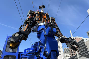 万博に人型ロボット「零式人機」が現る！JR西日本などが開発する高所重作業を行う次世代の人型重機が未来の作業現場を特別デモ