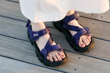 シャカ×沖縄発「オリオンビール」着想ユニセックスサンダル、シックなネイビーカラー×三ツ星モチーフ