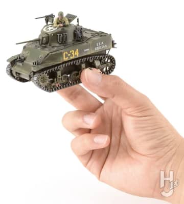 タミヤ の「1/48 アメリカ軽戦車 M5A1 スチュアート」を組み立てた状態で筆塗り塗装！気軽にファレホでリビング塗装に挑戦しよう!!【スケールモデルの“神レシピ”】