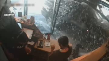 女性がはね飛ばされ下敷き寸前　赤信号で発進した黒いワゴン車が猛スピードでレストランに突入…13人重軽傷　台湾・花蓮市