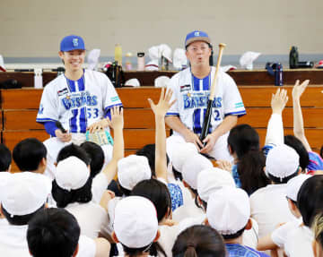 【DeNA】横浜市立小にDeNA牧秀悟と中川颯がやって来た！　夢に向かって「今の時間を大切に」
