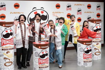 「プリングルズ よしもとカレー味」登場、吉本新喜劇のギャグも満載?!