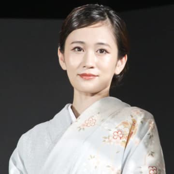 前田敦子、“幸せ空間”『人事の人見』共演者らとの笑顔オフSHOTに反響「いい現場ですね」「楽しそう」