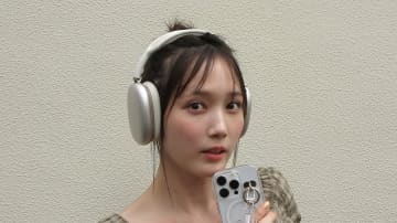 「寝る前に突然…」本田翼 部屋で衝動的にエアソファを膨らます様子公開！愛犬が見守る中で楽しそうに作業する姿に「素敵すぎ！」