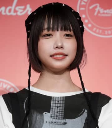 あの「昔母が買ってくれた」捨てられない洋服を披露→「物持ちいい」「センスはママ譲り」と大反響