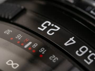 赤城耕一の「アカギカメラ」 第118回：F2.5とF2.8の違いに想いをはせる……37年前の「タムキュー」を改めて使ってみて