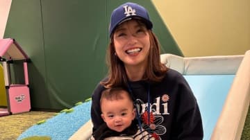 井戸田潤の妻・蜂谷晏海 生後10ヵ月“ベビバーグ”との親子ショット公開！「そろそろ三回食に」息子の成長感じるエピソードも