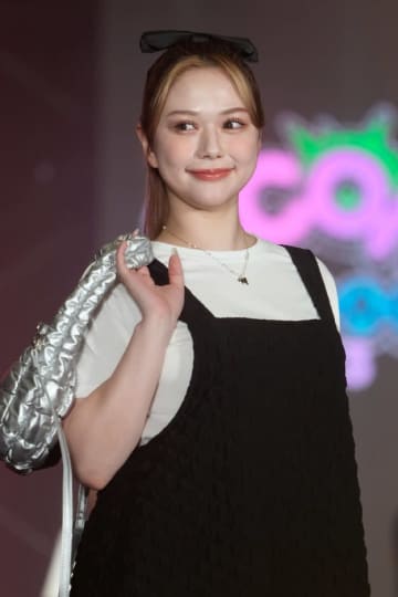 村重杏奈「脱ギャル」した姿に反響「大人っぽくて似合います！」「清楚代表」