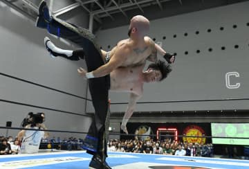 【新日本・ＢＯＳＪ】マスター・ワトが４勝目「ＩＷＧＰジュニアタッグのベルトとともに〝３冠王者〟に」