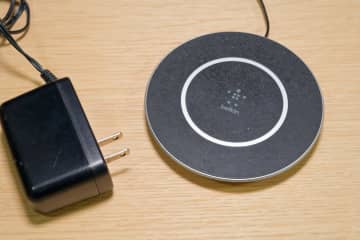 [本日の一品]ミニマルさがイイ感じのマグネットなワイヤレス充電器
