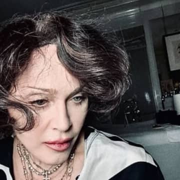 マドンナ、亡き母をイメージしたヘアスタイル姿を公開