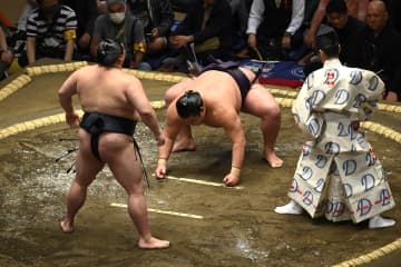 「別人すぎてビックリ！」大相撲中継にゲスト出演した人気落語家の“激変近影”にネット騒然！「ずいぶん痩せられた」「62歳には見えないね」
