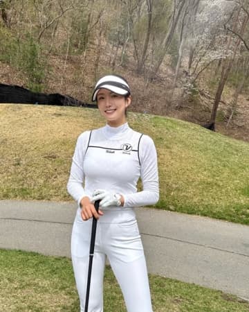 「び、美女だ…」韓国女子ゴルファー、スリム体型際立つ全身白ウェアSHOTに釘付け「ちょっと痩せた？」【PHOTO】