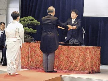 国交省／２５年春の褒章伝達式開く、７７人・８団体に栄誉