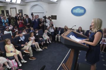 「大統領は何人クビに？」　子ども記者が報道官翻弄
