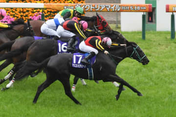 大外からの強襲一閃！ アスコリピチェーノ戴冠の裏でスリリングな戦いにした“立役者“【ヴィクトリアマイル】