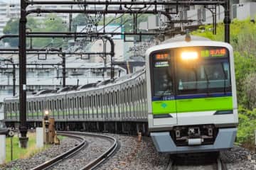 都営 新宿線「10-300形」が運行開始20周年！記念ヘッドマーク掲出