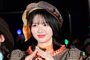 ヒールで片足立ち　子役経験の人気アイドル、華麗な撮影姿にファン感嘆「スタイル良すぎ」「体幹すご」