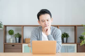 48歳の独身会社員。60歳を過ぎたら「アパートなどの賃貸を借りられない」と聞いたのですが、本当ですか？「貯金2000万円」程度ですが、マンションを購入したほうがいいのでしょうか？