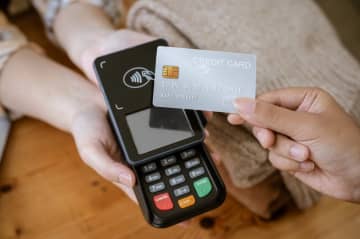 「クレジットカード」の「タッチ決済」はセキュリティー的に問題ない？ カード不調の場合、「交換手数料」はかかる？