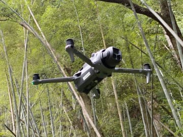 【小寺信良の週刊 Electric Zooma!】空撮ゲームチェンジャー!? 360度インフィニティジンバル搭載、DJI「Mavic 4 Pro」を飛ばす