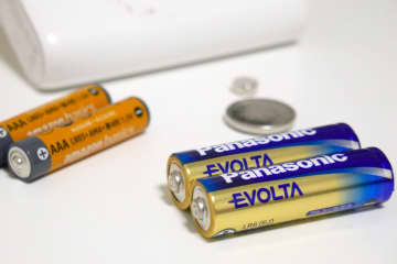 モバイルバッテリー「燃えないゴミ」で捨てないで　電池の捨て方まとめ