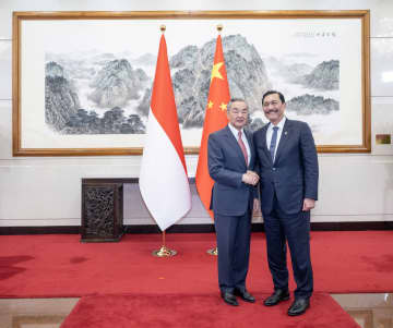王毅氏、インドネシア国家経済諮問委員長と会見