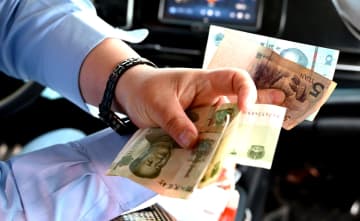 タクシーに小銭入れ、現金客の利便性向上　中国甘粛省敦煌市