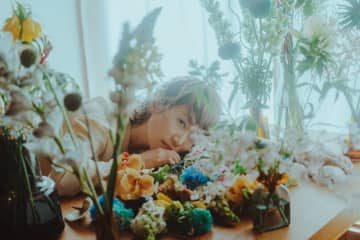 accobin (福岡晃子)、新曲「Flowers」に記憶と魂の詩「大切なお花屋さんのことを想って作った曲です」