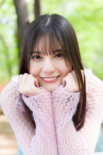 日向坂46小坂菜緒、心機一転のひとり旅グラビアでキラキラ笑顔　『サンデー』表紙＆巻頭に登場