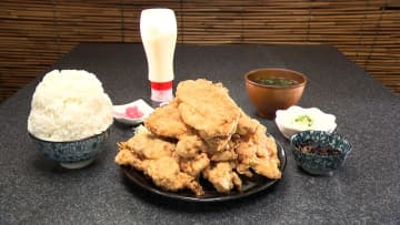 重量1.2kg！ 鶏もも肉5枚を使った“型やぶり”からあげ定食の値段にビックリする『オモウマい店』