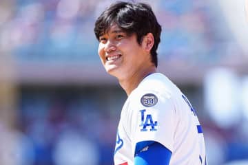 大谷翔平がド派手“覆面レスラー”に　球団公式がまさかのイジリ…ベッツとキラキラマスク