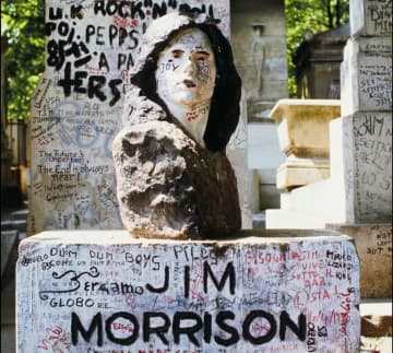 ジム・モリソンの盗まれた墓の胸像、３７年ぶりに発見　仏