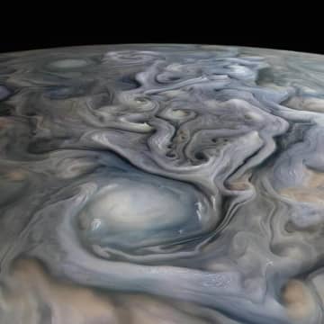 何に見える？　色彩強調で浮かび上がる木星の雲と渦【今日の宇宙画像】