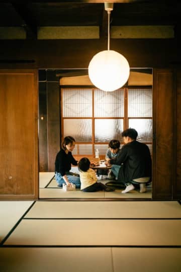 自然体験が本格始動！五感で楽しむ古民家宿『孫八』が新オプションを追加！　築120年の古民家で、絆を深める滞在を。満天の星空、清流のせせらぎ、蚊帳のある寝室。地元住民と楽しむ洞窟探検や木工体験で、里山の暮らしを五感で味わうひととき。
