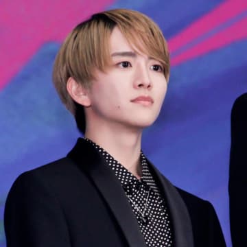 板垣李光人、NY満喫のブラックコーデに反響「どの角度から撮ってもオシャレ」「かっこよすぎます」