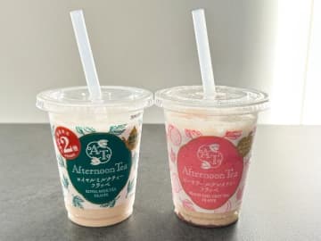 SNSでも絶賛の嵐！ファミマ×ATコラボフラッペを飲み比べ♪クッキー増量中のロイミ、桃×アールグレイ、どっちがおいしい？