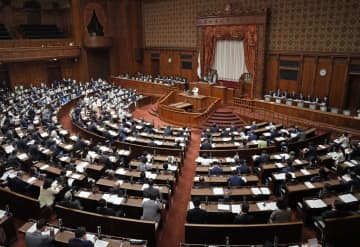 教員給与増、参院審議入り　来年以降段階的に引き上げ