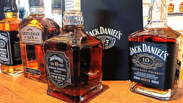 ジャックダニエル 10年熟成「Jack Daniel’s 10Years Old」100年超えの復刻～日本初上陸！ わずか 1285本 奇跡と至極の一滴をいまこそ、8月からプレミアムバーなどに登場
