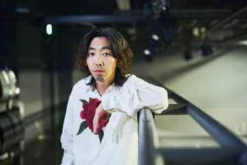 俳優・柄本時生さんインタビュー「両親は忙しかったけど全然寂しくなかった。家族が60人いたようなものだから」