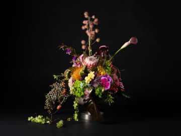 「花は装うもの」…花人・赤井勝の世界を写真展で