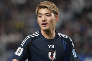 ｢髪色変わった？｣｢銀髪めっちゃかっこいい｣サッカー日本代表・堂安律、結婚指輪がキラリと光る“無防備オフショ”が爆イケ！